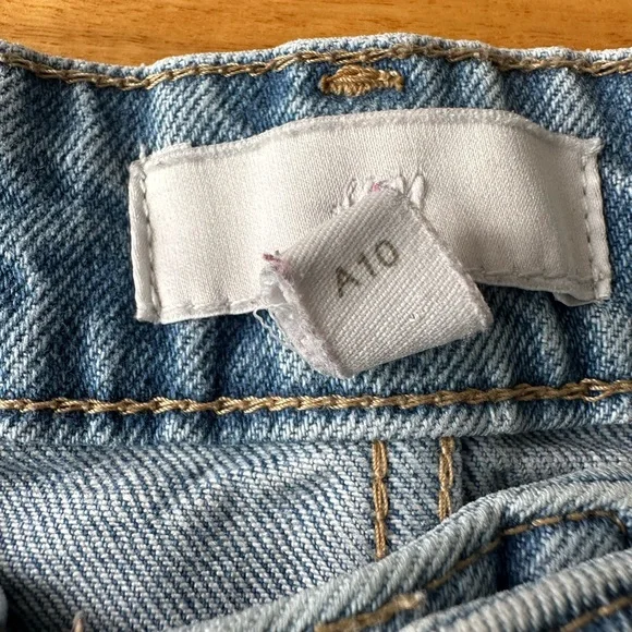 H&M | Boyfriend jeans - on trend - like new! - Picture 5 of 8